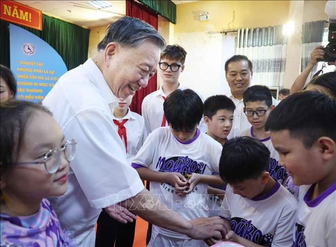 Tổng Bí thư Tô Lâm tặng quà cho học sinh. Ảnh: Thống Nhất – TTXVN