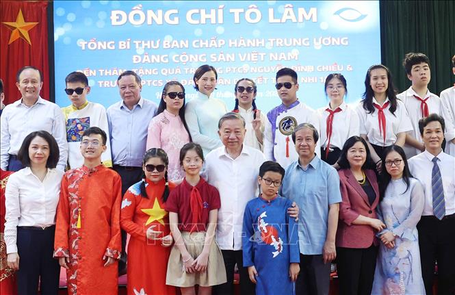 Tổng Bí thư Tô Lâm chụp ảnh lưu niệm cùng thầy cô và học sinh Trường PTCS Nguyễn Đình Chiểu và Trường PTCS Xã Đàn. Ảnh: Thống Nhất – TTXVN