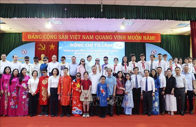 Tổng Bí thư Tô Lâm chụp ảnh lưu niệm cùng thầy cô và học sinh Trường PTCS Nguyễn Đình Chiểu và Trường PTCS Xã Đàn. Ảnh: Thống Nhất – TTXVN