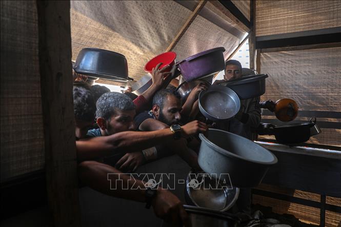 Người dân chờ được phát thực phẩm cứu trợ tại trại tị nạn al-Shati, Gaza, ngày 28/5/2025. Ảnh: THX/TTXVN