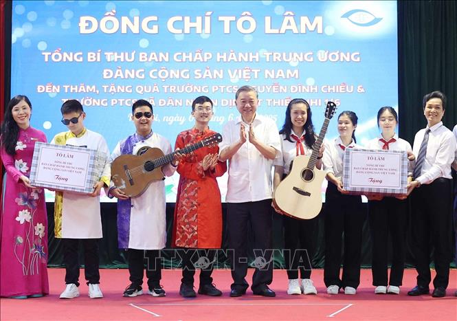 Tổng Bí thư Tô Lâm tặng quà thầy cô và học sinh Trường PTCS Nguyễn Đình Chiểu và Trường PTCS Xã Đàn. Ảnh: Thống Nhất – TTXVN