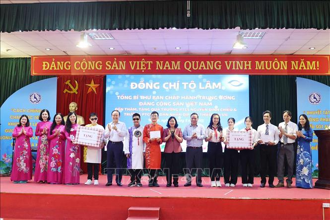 Đồng chí Bùi Thị Minh Hoài, Ủy viên Bộ chính trị,  Bí thư Thành ủy Hà Nội tặng quà cho Trường PTCS Nguyễn Đình Chiểu và Trường PTCS Xã Đàn. Ảnh: Thống Nhất – TTXVN
