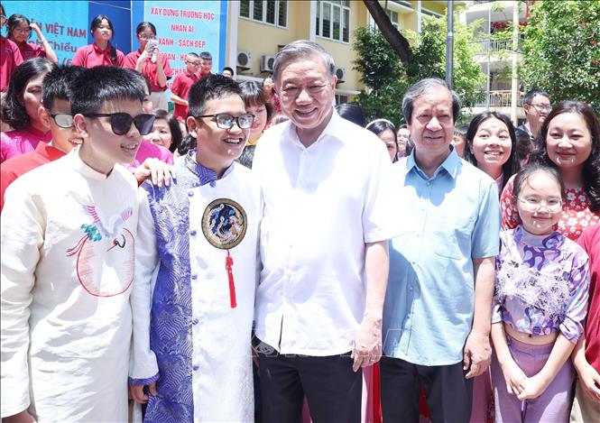 Tổng Bí thư Tô Lâm chụp ảnh lưu niệm cùng thầy cô và học sinh. Ảnh: Thống Nhất – TTXVN