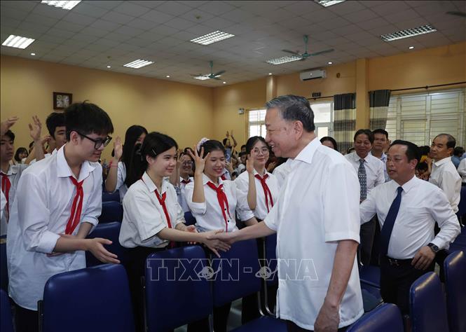 Tổng Bí thư Tô Lâm với học sinh Trường PTCS Nguyễn Đình Chiểu và Trường PTCS Xã Đàn. Ảnh: Thống Nhất – TTXVN