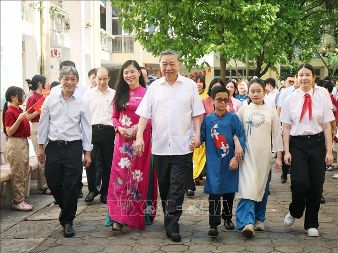 ổng Bí thư Tô Lâm đến thăm và tặng quà cho học sinh Trường PTCS Nguyễn Đình Chiểu và Trường PTCS Xã Đàn. Ảnh: Thống Nhất – TTXVN