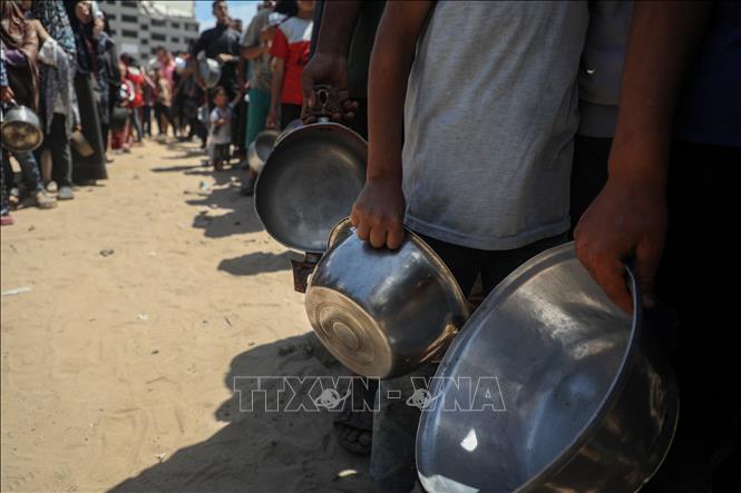 Người dân chờ được phát thực phẩm cứu trợ tại trại tị nạn al-Shati, Gaza, ngày 28/5/2025. Ảnh: THX/TTXVN