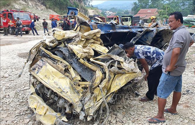 Phương tiện bị phá hủy do vụ lở đá tại Cirebon, Tây Java, Indonesia, ngày 31/5/2025. Ảnh: THX/TTXVN