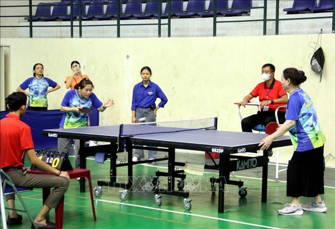 Các vận động viên đang tranh tài các nội dung ở môn bóng bàn. Ảnh: Trịnh Bang Nhiệm - TTXVN