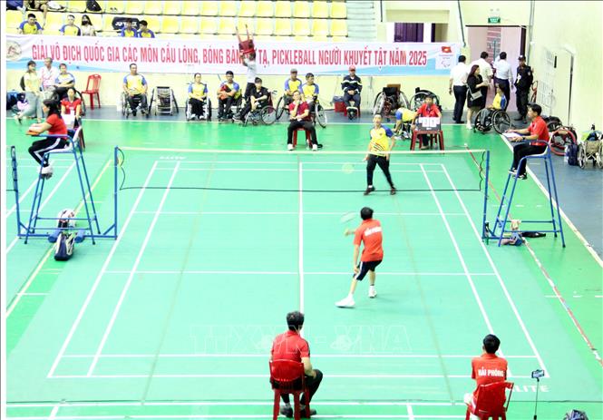 Các vận động viên tranh tài các nội dung ở môn cầu lông tại giải. Ảnh: Trịnh Bang Nhiệm - TTXVN
