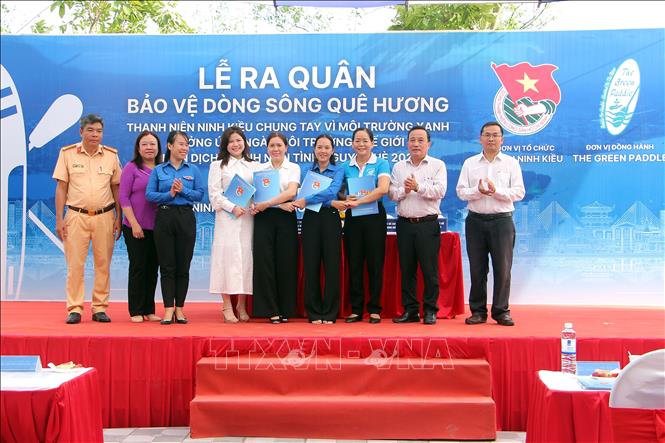 Các tổ chức đoàn, hội, chính quyền quận Ninh Kiều và doanh nghiệp đồng hành ký kết thực hiện đề án thí điểm xã hội hóa về dọn rác trên sông kết hợp phát triển du lịch sinh thái và thể thao. Ảnh: Trung Kiên - TTXVN