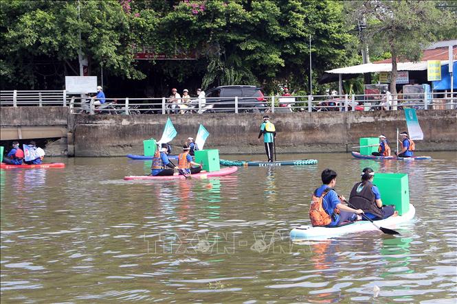 Lực lượng tình nguyện viên được trang bị ván chèo SUP để tham gia dọn dẹp rác ở khu vực chân cầu Rạch Ngỗng 1 (phường Thới Bình, Ninh Kiều). Ảnh: Trung Kiên - TTXVN