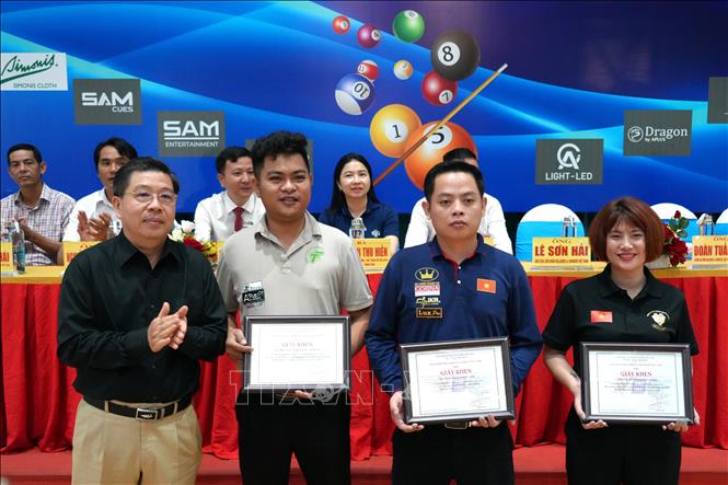 Tại lễ khai mạc, Liên đoàn Billiards & Snooker Việt Nam trao Giấy khen của Liên đoàn cho các vận động viên đã đạt thành tích xuất sắc trong những giải đấu châu Á và quốc tế trong năm 2024 và những tháng đầu năm 2025. Ảnh: TTXVN phát