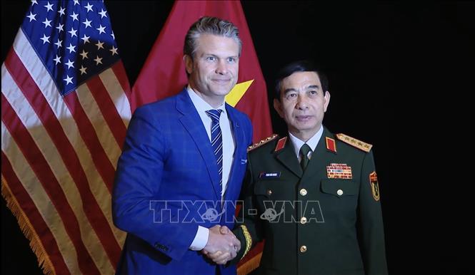 Vietnamese Minister of National Defense, General Phan Van Giang, meets US Secretary of Defense Pete Hegseth at the event. VNA Photo: Tất Đạt