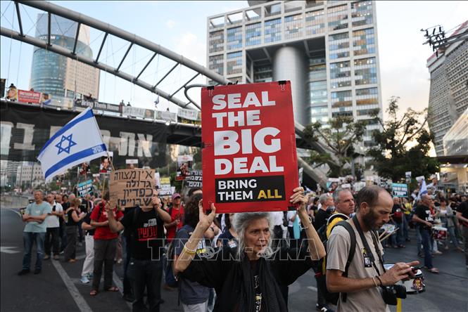 Người dân tham gia biểu tình ở Tel Aviv, Israel, ngày 28/5/2025, yêu cầu giải pháp toàn diện cho vấn đề con tin và ngừng bắn tại Gaza. Ảnh: THX/TTXVN