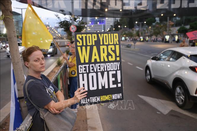 Người dân tham gia biểu tình ở Tel Aviv, Israel, ngày 28/5/2025, yêu cầu giải pháp toàn diện cho vấn đề con tin và ngừng bắn tại Gaza. Ảnh: THX/TTXVN