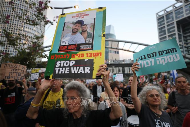 Người dân tham gia biểu tình ở Tel Aviv, Israel, ngày 28/5/2025, yêu cầu giải pháp toàn diện cho vấn đề con tin và ngừng bắn tại Gaza. Ảnh: THX/TTXVN