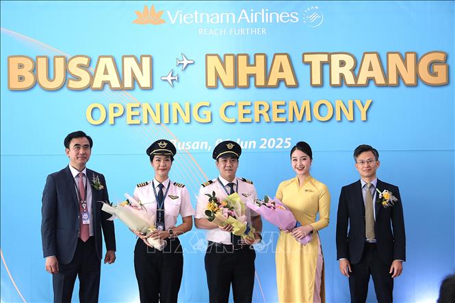 Trưởng chi nhánh Vietnam Airlines tại Hàn Quốc Nguyễn Huy Đức tặng hoa cho tổ bay chuyến bay đầu tiên. Ảnh Khánh Vân - P/v TTXVN tại Hàn Quốc