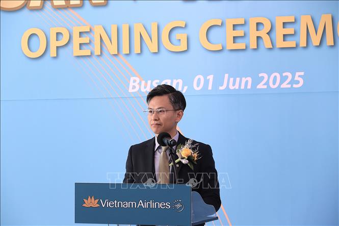 Ông Nguyễn Huy Đức - Trưởng Chi nhánh Vietnam Airlines tại Hàn Quốc phát biểu. Ảnh Khánh Vân - P/v TTXVN tại Hàn Quốc