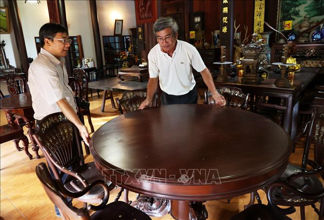 Bộ bàn ghế bằng gỗ quý cũng có độ tuổi bằng với ngôi nhà. Ảnh: Hồng Đạt - TTXVN
