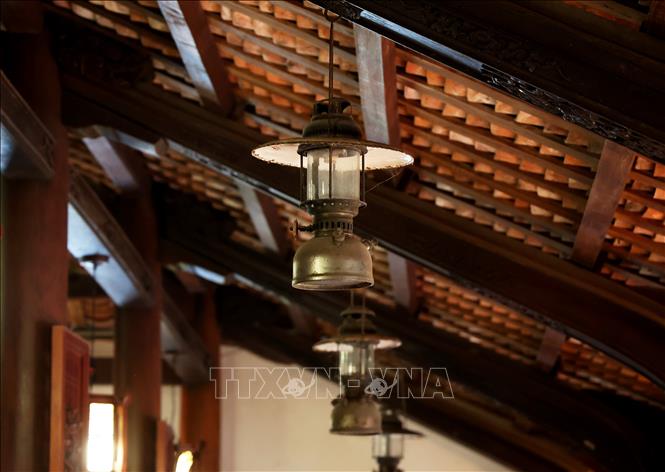 Các vật dụng trong nhà thờ cổ họ Lê đều được giữ nguyên suốt 120 năm cùng với ngôi nhà.. Ảnh: Hồng Đạt - TTXVN
