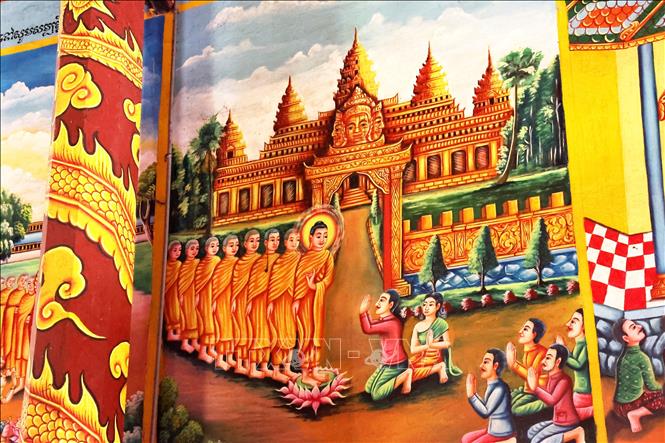 Vách chính điện được bài trí bằng các bức tranh vẽ kể lại cuộc đời Đức Phật Thích Ca. Ảnh: Hồng Đạt - TTXVN
