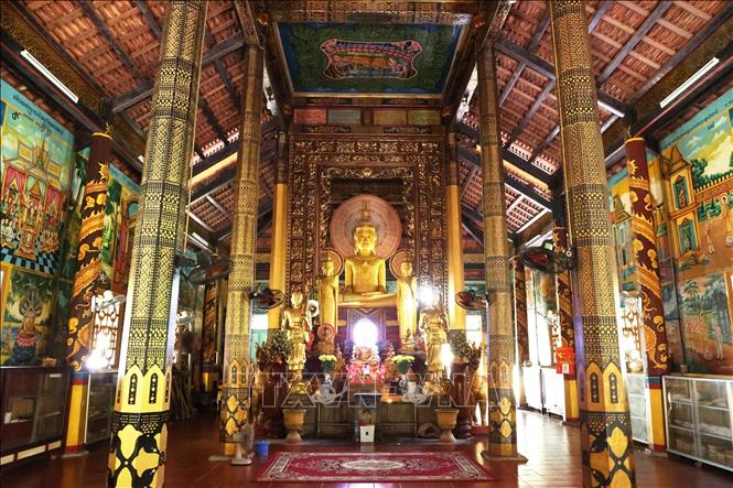 Như những ngôi chùa thuộc hệ phái Phật giáo Nam tông Khmer khác, trong chính điện chùa Âng cũng chỉ thờ duy nhất Phật Thích Ca. Ảnh: Hồng Đạt - TTXVN
