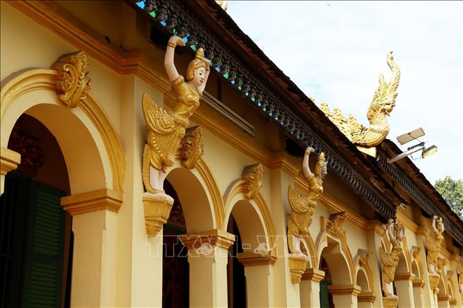 Kiến trúc cột vòm đẹp mắt xung quanh chính điện chùa Âng. Ảnh: Hồng Đạt - TTXVN

