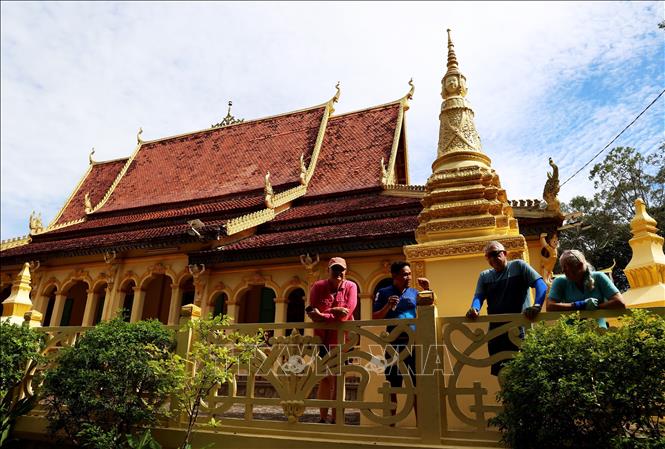 Khách quốc tế tham quan chùa Âng. Ảnh: Hồng Đạt - TTXVN
