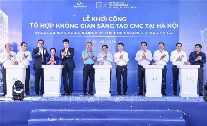 Thủ tướng Phạm Minh Chính và các đại biểu khởi công dự án Tổ hợp Không gian sáng tạo tại Hà Nội. Ảnh: Dương Giang-TTXVN