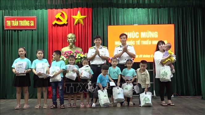 Các cháu thiếu nhi thị trấn Trường Sa nhận quà. Ảnh: TTXVN phát