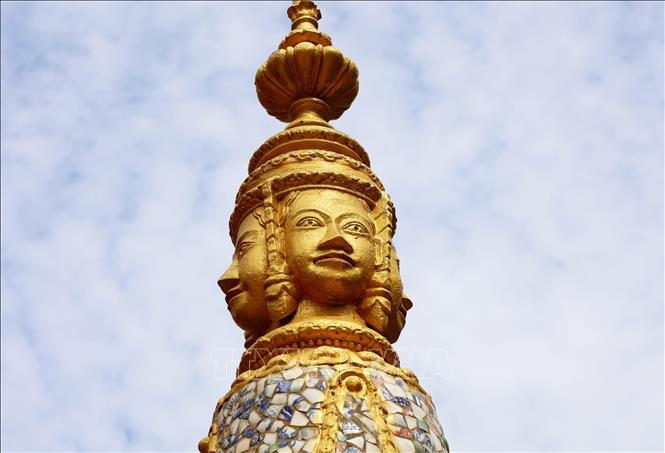 Tượng đầu thần Bayon bốn mặt ở chùa Âng. Ảnh: Hồng Đạt - TTXVN
