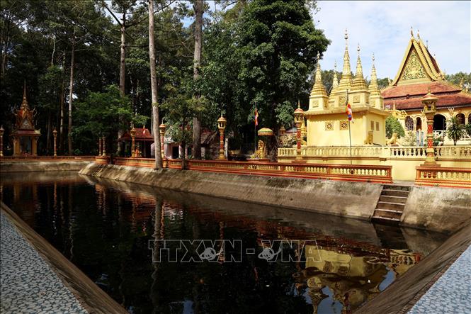 Hồ nước trước chính điện điều tiết khí hậu trong khuôn viên chùa Âng. Ảnh: Hồng Đạt - TTXVN
