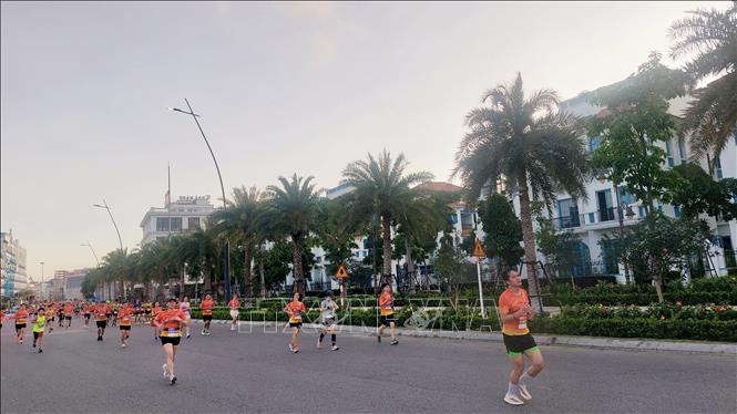Runners on the race along the stunning shores of Ha Long Bay. VNA Photo: Thanh Vân