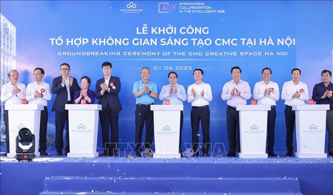 Thủ tướng Phạm Minh Chính và các đại biểu khởi công dự án Tổ hợp Không gian sáng tạo tại Hà Nội. Ảnh: Dương Giang-TTXVN