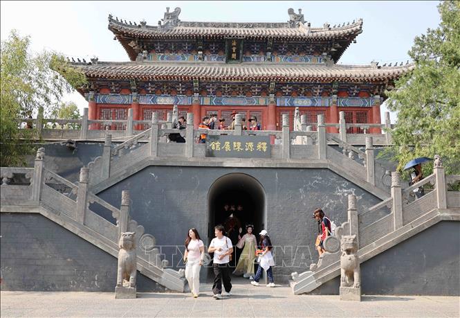 Nhiều bạn trẻ đến tham quan, tìm hiểu về ngôi chùa có lịch sử lâu đời nhất Trung Quốc này. Ảnh: Công Tuyên-PV TTXVN tại Trung Quốc