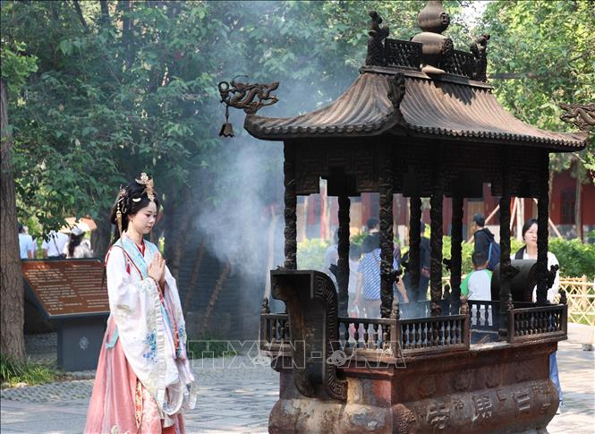 Không chỉ là địa điểm tham quan thu hút khách du lịch tại thành phố Lạc Dương, Bạch Mã tự còn là nơi được nhiều người dân địa phương đến thắp hương, cầu sức khỏe, bình an… Ảnh: Công Tuyên-PV TTXVN tại Trung Quốc