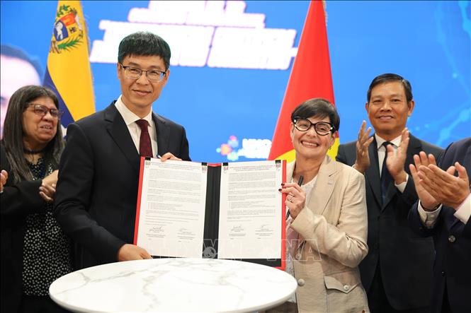 A key outcome of the visit was a memorandum of understanding signed between the Posts and Telecommunications Institute of Technology and the Central University of Venezuela, which focuses on exchanging educational and training courses and projects, promoting lecturer and student exchanges, and holding joint scientific workshops. VNA Photo/Photo by courtesy