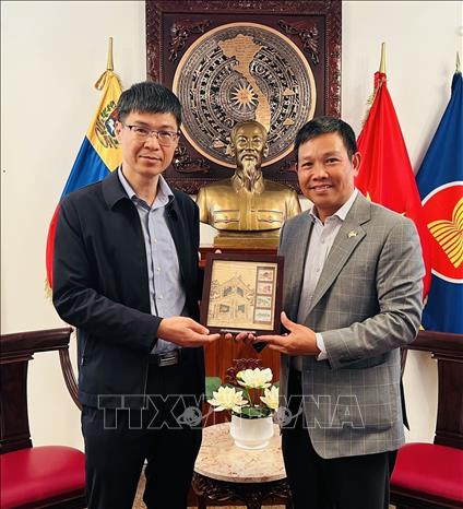 Prof. Dr. Tu Minh Phuong, Chairman of the Council of the Posts and Telecommunications Institute of Technology (PTIT) presents a gift to Vietnamese Ambassador in Venezuela Vu Trung My. VNA Photo/Photo by courtesy