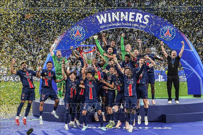 Các cầu thủ Paris Saint-Germain mừng ngôi vô địch UEFA Champions League sau trận chung kết gặp Inter Milan tại Munich, Đức, ngày 31/5/2025. Ảnh: THX/TTXVN