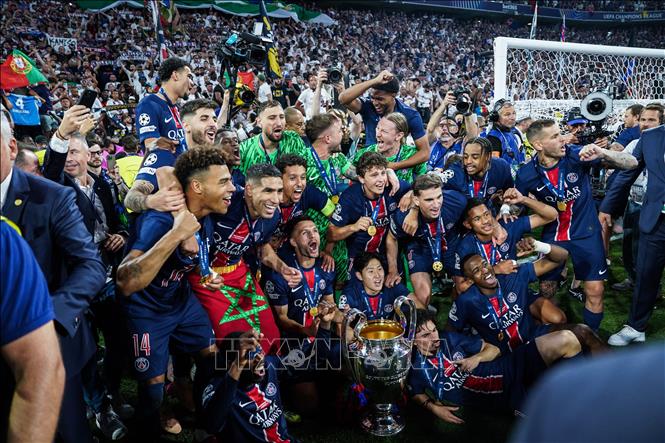 Các cầu thủ Paris Saint-Germain mừng ngôi vô địch UEFA Champions League sau trận chung kết gặp Inter Milan tại Munich, Đức, ngày 31/5/2025. Ảnh: THX/TTXVN