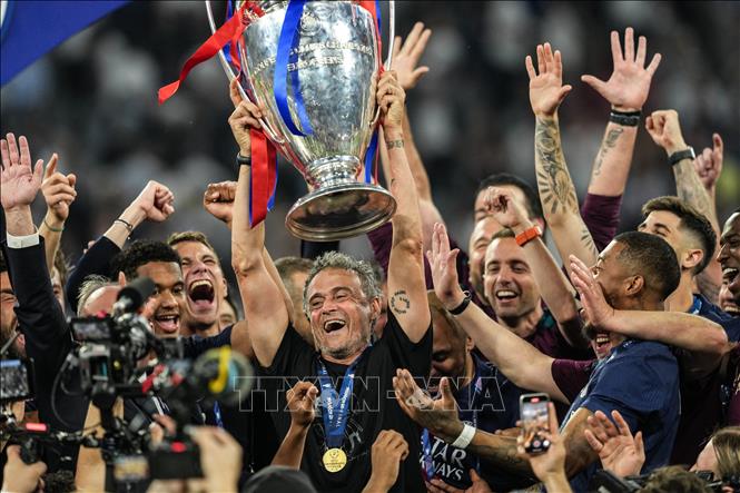 Huấn luyện viên Luis Enrique cùng các học trò Paris Saint-Germain mừng ngôi vô địch UEFA Champions League sau trận chung kết gặp Inter Milan tại Munich, Đức, ngày 31/5/2025. Ảnh: THX/TTXVN