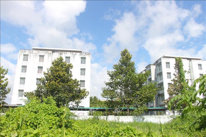 Trước đó, khi dịch bệnh COVID-19 bùng phát, tỉnh Bạc Liêu trưng dụng khu nhà này làm nơi cách ly. Sau khi dịch bệnh lắng xuống, khu nhà bỏ hoang cho đến nay. Ảnh: Chanh Đa-TTXVN
