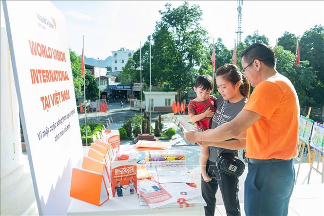 Chuyên gia tư vấn dinh dưỡng cho phụ huynh. Ảnh: TTXVN phát