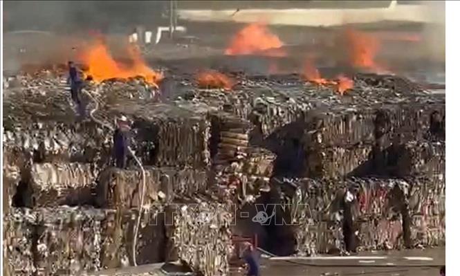 Đám cháy bùng phát tại khu vực chứa vật liệu phế thải của Công ty Cổ phần Giấy HKB - Hoa Lư. Ảnh: TTXVN phát