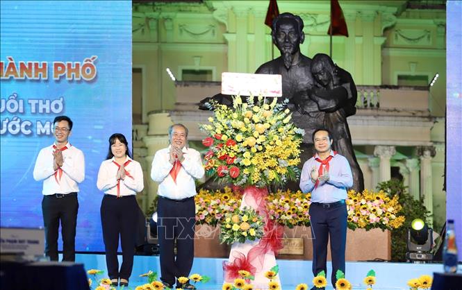 Lãnh đạo Thành phố Hồ Chí Minh chúc mừng cán bộ lãnh đạo, nhân viên, người lao động của Nhà Thiếu nhi Thành phố Hồ Chí Minh nhân kỷ niệm. Ảnh: Thu Hương - TTXVN