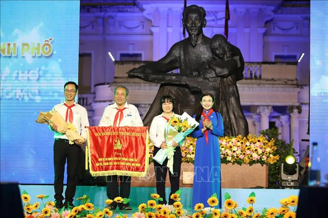 Trung ương Đoàn, Hội đồng Đội Trung ương trao tặng Cờ thi đua cho tập thể cán bộ lãnh đạo, nhân viên, người lao động của Nhà Thiếu nhi Thành phố Hồ Chí Minh. Ảnh: Thu Hương - TTXVN