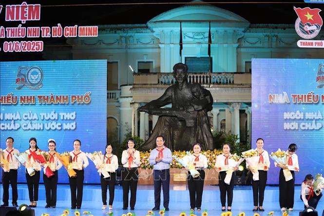 Lãnh đạo Thành phố Hồ Chí Minh trao tặng Huy hiệu “Vì đàn em” cho các cán bộ, nhân viên Nhà Thiếu nhi. Ảnh: Thu Hương - TTXVN