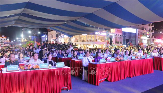 Đại biểu tham dự Lễ khai mạc Hội diễn nghệ thuật quần chúng “Ca khúc cách mạng” toàn quốc năm 2025. Ảnh: Công Mạo-TTXVN