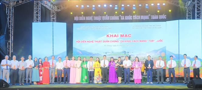 Ban Tổ chức trao cúp lưu niệm cho các đoàn nghệ thuật quần chúng tham dự Hội diễn nghệ thuật quần chúng “Ca khúc cách mạng” toàn quốc năm 2025 tại An Giang. Ảnh: Công Mạo-TTXVN