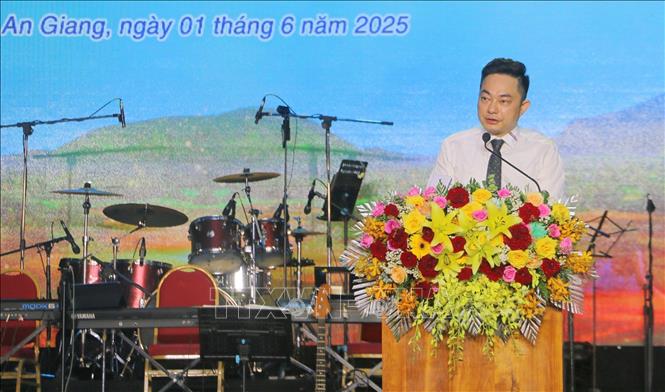 Ông Nguyễn Quốc Huy, Phó Cục trưởng Cục Văn hóa cơ sở, Gia đình và Thư viện (Bộ Văn hóa, Thể thao và Du lịch) phát biểu khai mạc hội diễn. Ảnh: Công Mạo-TTXVN